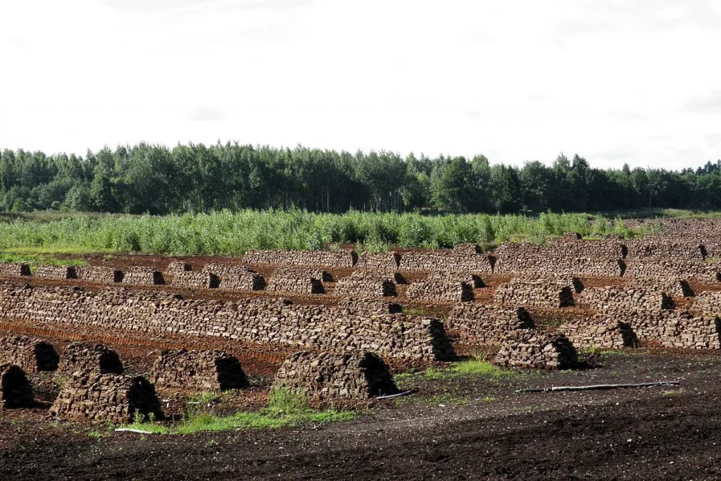 Peat mining in Latvia (Photo by Alek Sandrs, CC BY 3.0)